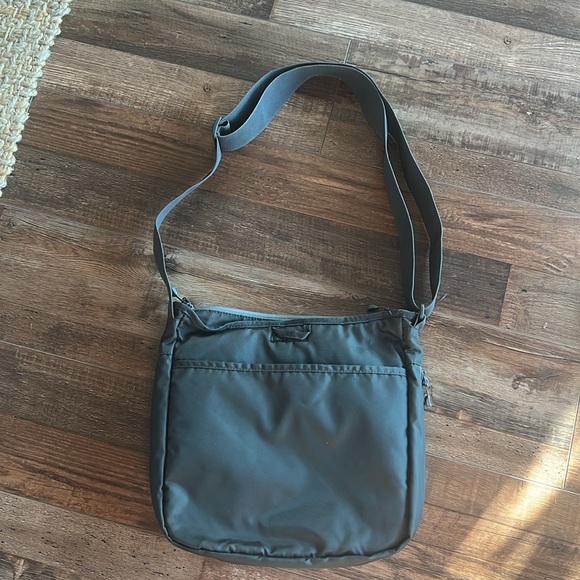 Lowepro StreamLine 250 Camera Shoulder Bag Multi-device Everyday Camera Bag - Picture 9 of 12